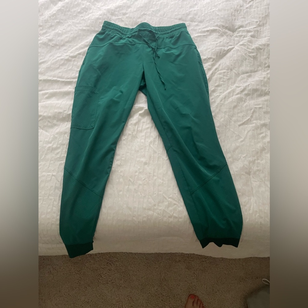 Women’s high waisted barco scrub pants. In good condition. Slightly worn/used.